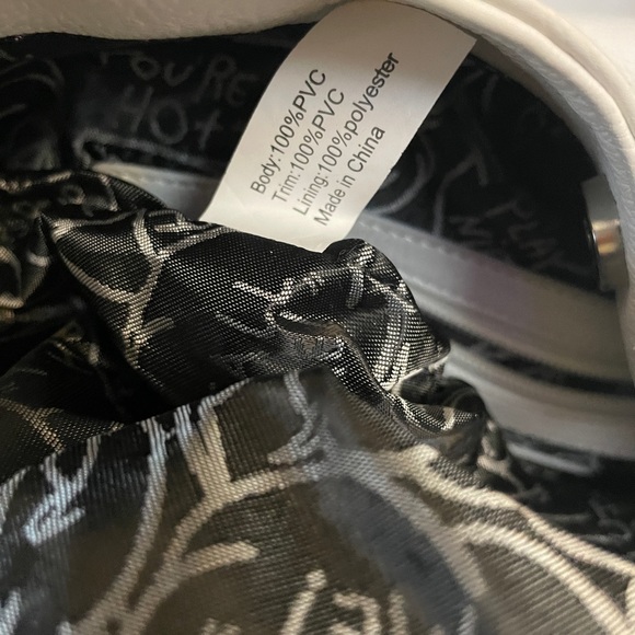 Betsy Johnson Large hand bag. Color: White - Picture 14 of 16